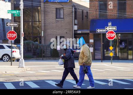 210109 -- NEW YORK, Jan. 9, 2021 -- Pedestrians walk on a street in New York, the United States, on Jan. 9, 2021. The total number of COVID-19 cases in the United States topped 22 million on Saturday, according to the Center for Systems Science and Engineering CSSE at Johns Hopkins University.  U.S.-NEW YORK-COVID-19-CASES-22 MILLION WangxYing PUBLICATIONxNOTxINxCHN Stock Photo