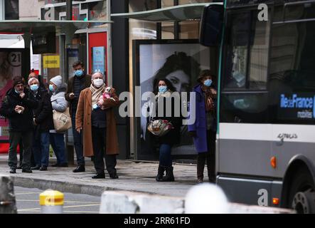 210121 -- PARIS, Jan. 21, 2021 -- People wearing masks wait at a bus station in Paris, France, Jan. 21, 2021. The number of confirmed coronavirus cases in France hit a two-month high at 26,784, health authorities said on Wednesday. A higher daily tally, at 28,393, was registered on Nov. 18, 2020, according to official data.  FRANCE-COVID-19-CASES GaoxJing PUBLICATIONxNOTxINxCHN Stock Photo