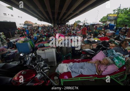 210209 -- SUBANG, Feb. 9, 2021 -- People take a rest under a bridge as temporary shelter after flood hit the place due to high intensity of rainfall in Subang, West Java, Indonesia, Feb. 9, 2021. Photo by /Xinhua INDONESIA-SUBANG-FLOOD Septianjar PUBLICATIONxNOTxINxCHN Stock Photo