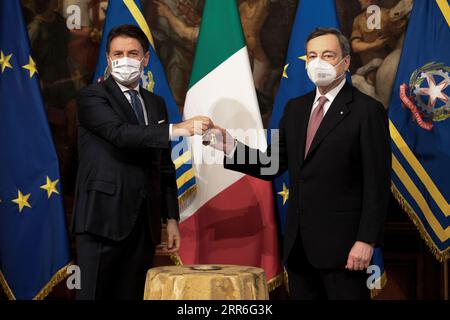 Bilder des Jahres 2021, News 02 Februar News Themen der Woche KW06 210213 -- ROME, Feb. 13, 2021 -- Italian outgoing Prime Minister Giuseppe Conte L hands over the cabinet minister bell to new Prime Minister Mario Draghi at Palazzo Chigi in Rome, Italy, Feb. 13, 2021. The Italian government formed by newly-appointed Prime Minister Mario Draghi, who was also the former chief of the European Central Bank ECB, was officially sworn in on Saturday. Pool via Xinhua ITALY-ROME-NEW PM-HANDOVER CEREMONY ChengxTingting PUBLICATIONxNOTxINxCHN Stock Photo
