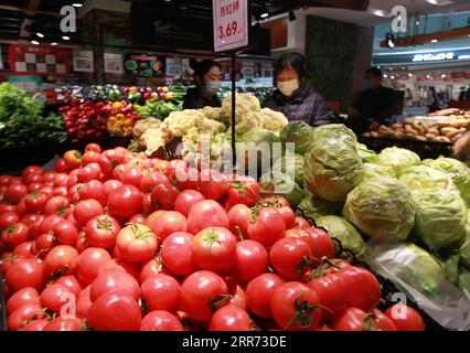 210310 -- LINYI, March 10, 2021 -- People select food at a supermarket in Pingyi County, Linyi, east China s Shandong Province, March 10, 2021. China s consumer price index CPI, a main gauge of inflation, declined 0.2 percent year on year in February due to a higher comparison base last year, data from the National Bureau of Statistics NBS showed Wednesday. Food prices went down 0.2 percent year on year, dragging down the consumer inflation by 0.05 percentage points, according to the data. Photo by /Xinhua CHINA-ECONOMY-CPI-DROP CN WuxJiquan PUBLICATIONxNOTxINxCHN Stock Photo