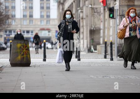 210315 -- WARSAW, March 15, 2021 -- A woman wearing a mask walks in central Warsaw, Poland, on March 15, 2021. The Polish government reintroduced lockdown measures in Warsaw on Monday. According to Polish Health Minister Adam Niedzielski, the lockdown is in force from March 15 to March 28. Hotels, cultural institutions and sports facilities are shut down and the operation of shopping centers is also be restricted. Photo by /Xinhua POLAND-WARSAW-COVID-19-RESTRICTIONS JaapxArriens PUBLICATIONxNOTxINxCHN Stock Photo