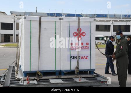 210326 -- TUNIS, March 26, 2021 -- Airport workers unload the China-aided COVID-19 vaccine at the Carthage International Airport in Tunis, Tunisia, March 25, 2021. Tunisia received on Thursday a batch of COVID-19 vaccine donated by China and delivered aboard a military plane of the Tunisian Ministry of Defense. Photo by /Xinhua TUNISIA-TUNIS-COVID-19 VACCINE-CHINA AID AdelxEzzine PUBLICATIONxNOTxINxCHN Stock Photo