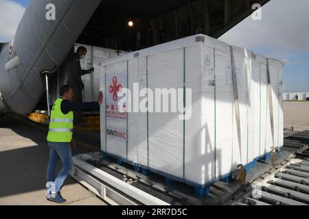 210326 -- TUNIS, March 26, 2021 -- Airport workers unload the China-aided COVID-19 vaccine at the Carthage International Airport in Tunis, Tunisia, March 25, 2021. Tunisia received on Thursday a batch of COVID-19 vaccine donated by China and delivered aboard a military plane of the Tunisian Ministry of Defense. Photo by /Xinhua TUNISIA-TUNIS-COVID-19 VACCINE-CHINA AID AdelxEzzine PUBLICATIONxNOTxINxCHN Stock Photo