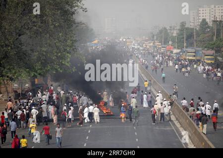 News Bilder des Tages 210328 -- NARAYANGANJ, March 28, 2021 -- People block a road during a countrywide protest in Narayanganj, Bangladesh, March 28, 2021. Parts of Bangladesh including capital Dhaka continued to be affected by protests called by a religious group. At least 10 people were injured on Sunday. BANGLADESH-NARAYANGANJ-PROTEST Salim PUBLICATIONxNOTxINxCHN Stock Photo