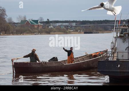 210501 -- LENINGRAD, May 1, 2021 -- Photo taken on April 30, 2021 shows fishermen fishing at Lake Ladoga in Leningrad region, Russia. Photo by /Xinhua RUSSIA-LAKE LADOGA-FISHING IrinaxMotina PUBLICATIONxNOTxINxCHN Stock Photo