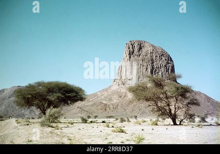 Jebel Iharen, Mount Iharen, near Tamanrasset, Hoggar Mountains, Sahara desert, Algeria, North Africa 1973 Stock Photo