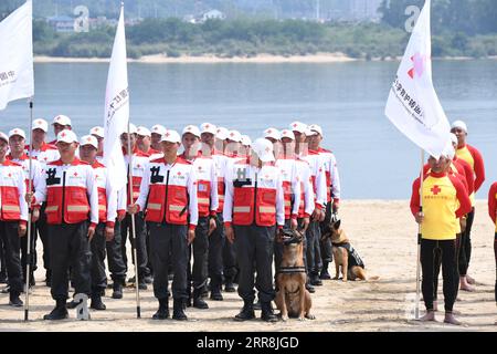 210510 -- FUZHOU, May 10, 2021 -- Rescuers from a Red Cross rescue team ...