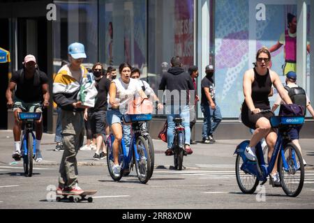 210520 -- NEW YORK, May 20, 2021 -- Cyclists ride along Broadway in the SoHo neighborhood in New York, United States, May 19, 2021. New York State entered a new period of reopening on Wednesday with multiple capacity restrictions lifted and new guidance on masks and social distancing taking effect.  U.S.-NEW YORK STATE-MASKS-NEW GUIDANCE MichaelxNagle PUBLICATIONxNOTxINxCHN Stock Photo