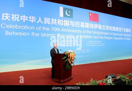 China, Jubiläum 70 Jahre diplomatische Beziehungen mit Pakistan 210521 -- BEIJING, May 21, 2021 -- Chinese Vice President Wang Qishan attends a reception marking the 70th anniversary of the establishment of diplomatic ties between China and Pakistan and meets with Pakistani Ambassador to China Moin ul Haque in Beijing, capital of China, May 21, 2021.  CHINA-BEIJING-WANG QISHAN-70TH ANNIVERSARY-PAKISTAN-DIPLOMATIC TIES CN DingxHaitao PUBLICATIONxNOTxINxCHN Stock Photo