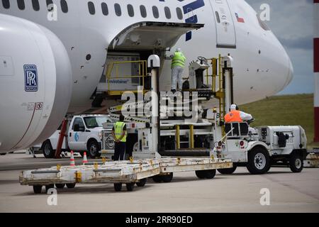 210521 -- BEIJING, May 21, 2021 -- Workers unload vaccines from Chinese pharmaceutical firm Sinovac on its arrival in Montevideo, Uruguay, March 16, 2021. TO GO WITH XINHUA HEADLINES OF MAY 21, 2021 Photo by /Xinhua CHINA-XI JINPING-GLOBAL HEALTH SUMMIT-CLOSING IMMUNIZATION GAPCN NicolasxCelaya PUBLICATIONxNOTxINxCHN Stock Photo