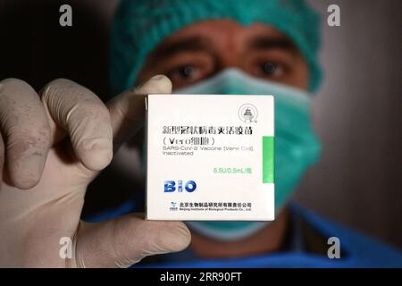 210521 -- BEIJING, May 21, 2021 -- A medical worker shows China s COVID-19 vaccine at a hospital in Peshawar, Pakistan, Feb. 3, 2021. TO GO WITH XINHUA HEADLINES OF MAY 21, 2021 Photo by /Xinhua CHINA-XI JINPING-GLOBAL HEALTH SUMMIT-CLOSING IMMUNIZATION GAPCN UmarxQayyum PUBLICATIONxNOTxINxCHN Stock Photo