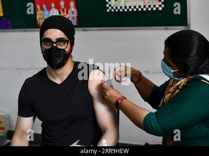 210617 -- NEW DELHI, June 17, 2021 -- A student who is going to travel internationally for educational purpose receives a dose of COVID-19 vaccine at a vaccination center in New Delhi, Inida on June 17, 2021. Photo by /Xinhua INDIA-NEW DELHI-COVID-19-VACCINATION FOR OUTBOUND STUDENTS ParthaxSarkar PUBLICATIONxNOTxINxCHN Stock Photo