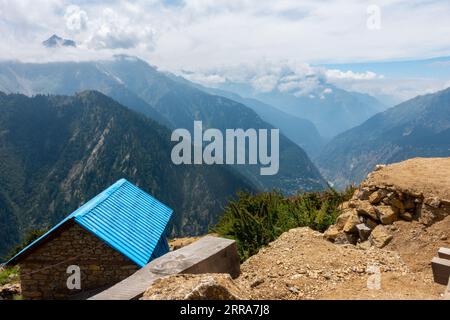 Kinnaur District's stunning valleys and mountains at the basecamp of Kinner Kailash Yatra, Ganesh Park, featuring mud homestays and camping tents in H Stock Photo