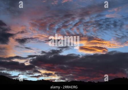 cielo drammatico al tramonto Stock Photo