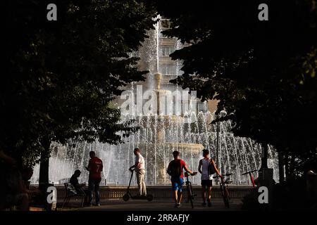 210728 -- BUCHAREST, July 28, 2021 -- People are seen beside a fountain during a hot day in downtown Bucharest, Romania, on July 28, 2021. Romanian authorities issued an orange code, announcing a heatwave with temperatures reaching 40 degrees in the south of the Balkan country in the next few days. Photo by /Xinhua ROMANIA-BUCHAREST-HEATWAVE CristianxCristel PUBLICATIONxNOTxINxCHN Stock Photo