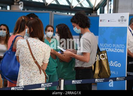 210729 -- ROME, July 29, 2021 -- Passengers wait to receive COVID-19 vaccine at the Fiumicino airport in Rome, Italy, July 29, 2021. Passengers can get vaccinated after showing their flight tickets at a newly opened COVID-19 vaccination point in Fiumicino airport. Photo by /Xinhua ITALY-ROME-AIRPORT-COVID-19-VACCINATION AlbertoxLingria PUBLICATIONxNOTxINxCHN Stock Photo