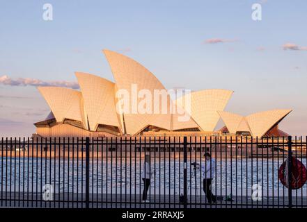 210820 -- SYDNEY, Aug. 20, 2021 -- People take photos near Sydney Opera House in Sydney, Australia, Aug. 20, 2021. Australia s most populous state of New South Wales NSW, the epicenter of the country s current COVID outbreak, announced Friday to extend the lockdown on Greater Sydney until the end of September and to impose a curfew on some areas of concern.  AUSTRALIA-SYDNEY-EXTENDED LOCKDOWN BaixXuefei PUBLICATIONxNOTxINxCHN Stock Photo