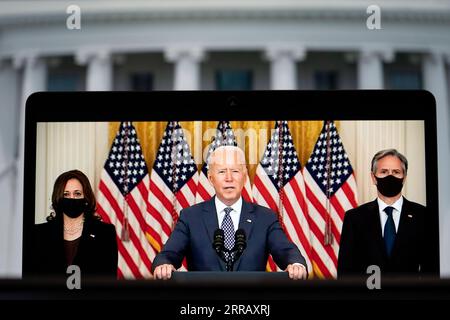 210820 -- WASHINGTON, Aug. 20, 2021 -- Photo taken in Arlington, Virginia, the United States, on Aug. 20, 2021 shows a screen displaying U.S. President Joe Biden C delivering remarks on Afghanistan at the White House in Washington, D.C. Biden on Friday once again defended his administration s handling of withdrawal from Afghanistan, denying America s allies questioning the country s credibility over the ongoing chaotic evacuation.  U.S.-WASHINGTON, D.C.-PRESIDENT-WITHDRAWAL FROM AFGHANISTAN-SPEECH LiuxJie PUBLICATIONxNOTxINxCHN Stock Photo