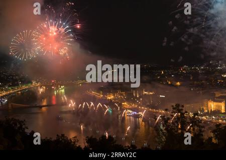 Bilder des Jahres 2021, News 08 August News Themen der Woche KW33 Ungarn, Feuerwerk am Nationalfeiertag in Budapest 210821 -- BUDAPEST, Aug. 21, 2021 -- Fireworks explode over the Danube river to celebrate the Hungarian national holiday in Budapest, Hungary, Aug. 20, 2021. Photo by /Xinhua HUNGARY-BUDAPEST-NATIONAL HOLIDAY-CELEBRATION AttilaxVolgyi PUBLICATIONxNOTxINxCHN Stock Photo