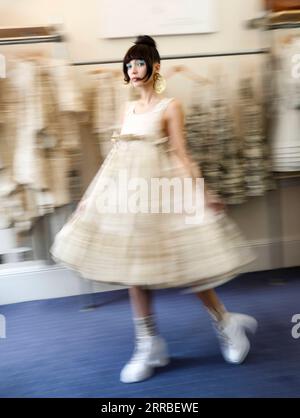210918 -- LONDON, Sept. 18, 2021 -- A model presents creations of Paul Costelloe Spring/Summer 2022 collection during London Fashion Week in London, Britain, on Sept. 17, 2021.  BRITAIN-LONDON FASHION WEEK-PAUL COSTELLOE HanxYan PUBLICATIONxNOTxINxCHN Stock Photo
