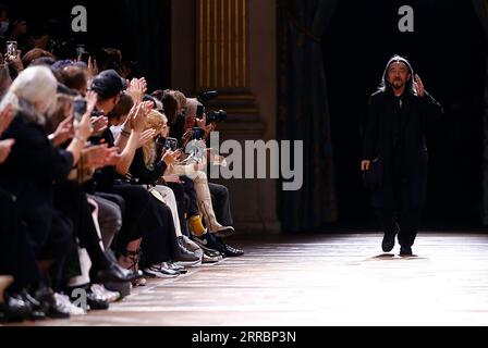 Bilder des Jahres 2021, Entertainment 10 Oktober Entertainment Themen der Woche KW39 Entertainment Bilder des Tages 211002 -- PARIS, Oct. 2, 2021  -- Japanese fashion designer Yohji Yamamoto greets the audience after his show of the Spring/Summer 2022 Ready to Wear collection during the Paris Fashion Week, in Paris, France, Oct. 1, 2021.  FRANCE-PARIS-FASHION WEEK-YAMAMOTO xinhua PUBLICATIONxNOTxINxCHN Stock Photo