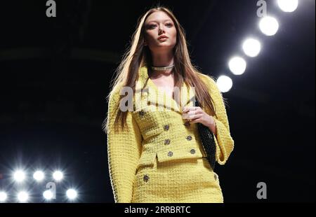 211005 -- PARIS, Oct. 5, 2021 -- A model presents creations from the Spring/Summer 2022 Ready to Wear collection for Chanel during the Paris Fashion Week, in Paris, France, Oct. 5, 2021.  FRANCE-PARIS-FASHION WEEK-CHANEL GaoxJing PUBLICATIONxNOTxINxCHN Stock Photo