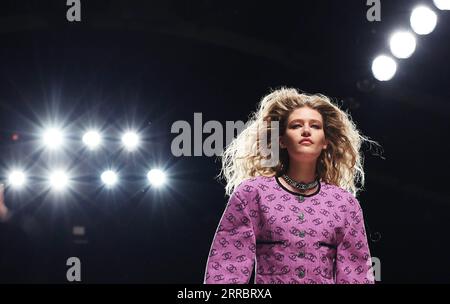 211005 -- PARIS, Oct. 5, 2021 -- A model presents creations from the Spring/Summer 2022 Ready to Wear collection for Chanel during the Paris Fashion Week, in Paris, France, Oct. 5, 2021.  FRANCE-PARIS-FASHION WEEK-CHANEL GaoxJing PUBLICATIONxNOTxINxCHN Stock Photo