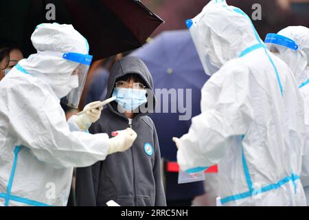 211019 -- LANZHOU, Oct. 19, 2021 -- Medical workers work at a nucleic acid testing site in Chengguan District of Lanzhou, northwest China s Gansu Province, Oct. 19, 2021. Lanzhou launched nucleic acid testing on Tuesday for residents living or working near medium-risk areas in Chengguan District.  CHINA-GANSU-LANZHOU-COVID-19-TEST CN ChenxBin PUBLICATIONxNOTxINxCHN Stock Photo