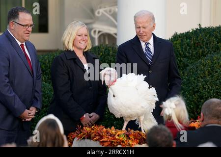 211120 -- WASHINGTON, D.C., Nov. 20, 2021 -- U.S. President Joe Biden participates in the National Thanksgiving Turkey Pardoning Ceremony at the White House in Washington, D.C. Nov. 19, 2021. Photo by /Xinhua U.S.-WASHINGTON, D.C.-BIDEN-THANKSGIVING TURKEY PARDONING CEREMONY TingxShen PUBLICATIONxNOTxINxCHN Stock Photo