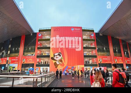 211210 -- BEIJING, Dec. 10, 2021 -- People visit the 4th China International Import Expo CIIE in east China s Shanghai, Nov. 5, 2021. TO GO WITH XINHUA HEADLINES OF DEC. 10, 2021.  CHINA-BEIJING-ECONOMIC WORK LixXiang PUBLICATIONxNOTxINxCHN Stock Photo