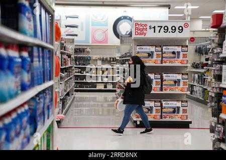 211211 -- NEW YORK, Dec. 11, 2021 -- A customer shops at a Target store in New York, the United States, Dec. 10, 2021. The U.S. consumer price index CPI in November rose 0.8 percent from the previous month and 6.8 percent from a year earlier, the largest 12-month increase since the period ending June 1982, the Labor Department reported on Friday.  U.S.-ECONOMY-CPI-RISE WangxYing PUBLICATIONxNOTxINxCHN Stock Photo