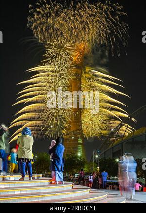 Katar, Feierlichkeiten am Nationalfeiertag 211217 -- DOHA, Dec. 17, 2021 -- People watch fireworks on the eve of Qatar National Day in Doha, Qatar, on Dec. 17, 2021. Qatar will celebrate its National Day on Dec. 18. Photo by /Xinhua QATAR-DOHA-NATIONAL DAY-FIREWORKS Nikku PUBLICATIONxNOTxINxCHN Stock Photo