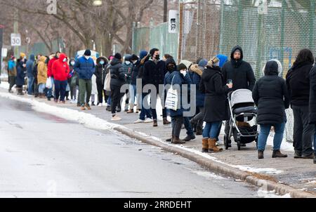 211221 -- TORONTO, Dec. 21, 2021 -- People line up to enter a COVID-19 vaccination clinic in Toronto, Canada, on Dec. 20, 2021. Canada reported 10,621 new COVID-19 cases on Monday, the first increase of over 10,000 cases in a single day since the COVID-19 pandemic hit the country in February 2020. The new cases have raised the country s cumulative caseload to 1,894,981, including 30,060 deaths, according to CTV. Photo by /Xinhua CANADA-TORONTO-COVID-19-CASES ZouxZheng PUBLICATIONxNOTxINxCHN Stock Photo