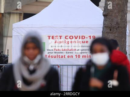 Coronavirus, Eindrücke aus Paris 211224 -- PARIS, Dec. 24, 2021 -- People walk near a fast COVID-19 testing tent near the Arc de Triomphe in Paris, France, Dec. 23, 2021.  FRANCE-PARIS-COVID-19-DAILY LIFE GaoxJing PUBLICATIONxNOTxINxCHN Stock Photo