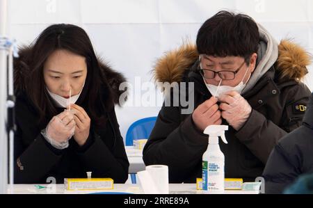220207 -- SEOUL, Feb. 7, 2022 -- People take COVID-19 self test at a testing site outside the Seoul Olympic Stadium in Seoul, South Korea, Feb. 6, 2022. South Korea reported 35,286 more cases of COVID-19 as of midnight Sunday compared to 24 hours ago, raising the total number of infections to 1,044,963, the health authorities said on Monday. The daily caseload was down from 38,689 in the previous day, but it hovered above 30,000 for the third consecutive day, according to the Korea Disease Control and Prevention Agency KDCA. Photo by /Xinhua SOUTH KOREA-SEOUL-COVID-19-CASES SeoxYu-Seok PUBLICA Stock Photo