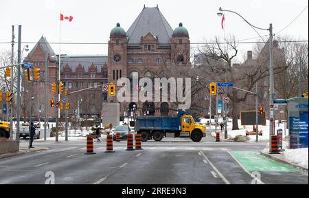 220212 -- TORONTO, Feb. 12, 2022 -- Police block a street with a truck in front of the Ontario Legislative Building in Toronto, Canada, Feb. 11, 2022. Ontario Premier Doug Ford declared Friday a state of emergency in response to ongoing blockades caused by the truck convoy protests in Ottawa and Windsor in Canada s Ontario province. Photo by /Xinhua CANADA-TORONTO-STATE OF EMERGENCY ZouxZheng PUBLICATIONxNOTxINxCHN Stock Photo