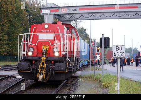 211027 -- HAMBURG, Oct. 27, 2021 -- China-Europe freight train Shanghai Express is seen in Hamburg, Germany, on Oct. 26, 2021. The first Shanghai Express, carrying 50 containers loaded with apparel, auto parts and solar panels, traveled more than 10,000 km before arriving in northern Germany late on Monday. The China-Europe freight trains traveling along 73 routes have reached more than 170 cities in 23 European countries, since it was launched in 2011.  GERMANY-HAMBURG-CHINA-EUROPE FREIGHT TRAIN-ARRIVAL WangxQing PUBLICATIONxNOTxINxCHN Stock Photo