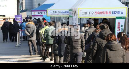 220223 -- SEOUL, Feb. 23, 2022 -- People wait for COVID-19 test at a makeshift testing site in Seoul, South Korea, Feb. 23, 2022. South Korea reported a new record high of 171,452 more COVID-19 cases as of midnight Tuesday compared to 24 hours ago, raising the total number of infections to 2,329,182, the health authorities said Wednesday. /Handout via Xinhua SOUTH KOREA-SEOUL-COVID-19-CASES NEWSIS PUBLICATIONxNOTxINxCHN Stock Photo