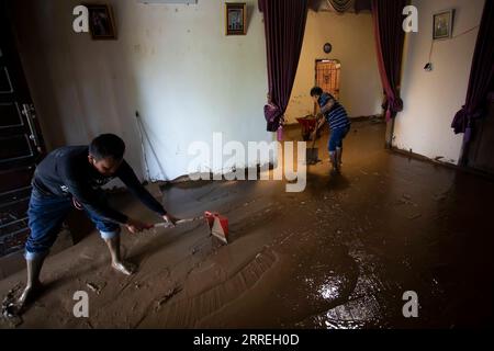 220301 -- WEST SUMATRA, March 1, 2022 -- People clean mud at their house after floods triggered by heavy rains and rising waters of the Batang Nango river after a 6.1-magnitude quake in Nagari Kajai village of Pasaman Barat district, West Sumatra, Indonesia, March 1, 2022. Photo by /Xinhua INDONESIA-WEST SUMATRA-FLOOD-AFTERMATH AndrixMardiansyah PUBLICATIONxNOTxINxCHN Stock Photo