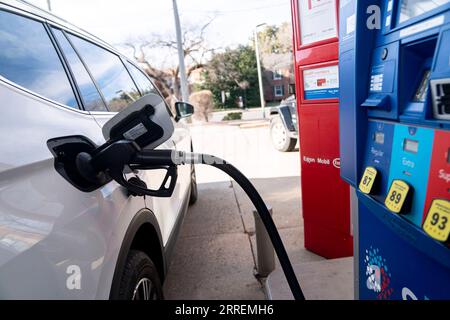 220308 -- ARLINGTON, March 8, 2022 -- A car is fueled at a gas station in Arlington, Virginia, the United States on March 8, 2022. The U.S. national average for a gallon of regular gasoline hit a fresh record high of 4.173 U.S. dollars on Tuesday, according to data from the American Automobile Association AAA.  U.S.-VIRGINIA-ARLINGTON-GAS PRICE-NEW RECORD HIGH LiuxJie PUBLICATIONxNOTxINxCHN Stock Photo