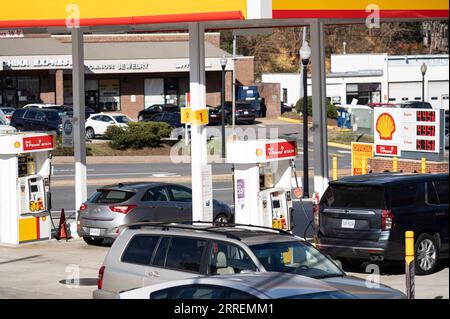 220308 -- ARLINGTON, March 8, 2022 -- Photo taken on March 8, 2022 shows a gas station in Arlington, Virginia, the United States. The U.S. national average for a gallon of regular gasoline hit a fresh record high of 4.173 U.S. dollars on Tuesday, according to data from the American Automobile Association AAA.  U.S.-VIRGINIA-ARLINGTON-GAS PRICE-NEW RECORD HIGH LiuxJie PUBLICATIONxNOTxINxCHN Stock Photo