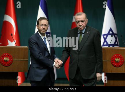 News Bilder des Tages 220309 -- ANKARA, March 9, 2022 -- Turkish President Recep Tayyip Erdogan R shakes hands with Israeli President Isaac Herzog during a joint press conference in Ankara, Turkey, on March 9, 2022. Turkey is ready to cooperate with Israel in the field of energy, Turkish President Recep Tayyip Erdogan said Wednesday after a meeting with visiting Israeli President Isaac Herzog that aimed at normalizing bilateral ties. Photo by /Xinhua TURKEY-ANKARA-ISRAEL-PRESIDENT-VISIT MustafaxKaya PUBLICATIONxNOTxINxCHN Stock Photo