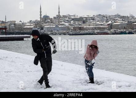 220311 -- ISTANBUL, March 11, 2022 -- People paly in the