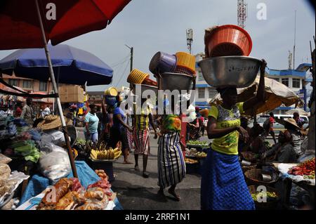 Vendors in a busy street of Accra, Ghana Stock Photo - Alamy