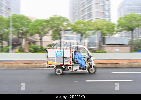 220326 -- QUANZHOU, March 26, 2022 -- Couriers deliver daily necessities for residents in Quanzhou, southeast China s Fujian Province, March 26, 2022. More than 100 local express delivery couriers have volunteered to deliver goods for residents amid the recent COVID-19 resurgence in Quanzhou. Photo by /Xinhua CHINA-FUJIAN-QUANZHOU-COVID-19-VOLUNTEER COURIERS CN ZhouxYi PUBLICATIONxNOTxINxCHN Stock Photo