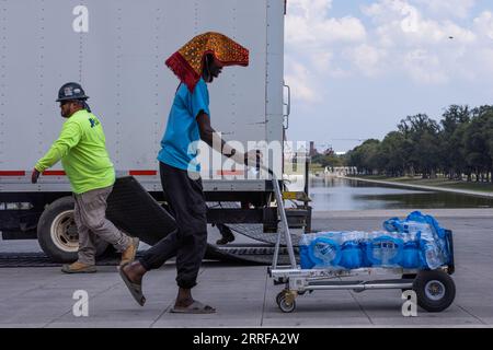 Washington, USA. 8th Sep, 2023. A vendor ferries water into the National Mall during a heatwave in Washington, DC, the United States, Sept. 7, 2023. Credit: Aaron Schwartz/Xinhua/Alamy Live News Stock Photo