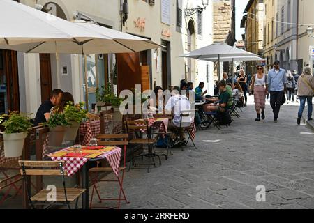 220415 -- FLORENCE, April 15, 2022 -- Tourists dine at a restaurant in Florence, Italy, on April 14, 2022.  ITALY-FLORENCE-DAILY LIFE JinxMamengni PUBLICATIONxNOTxINxCHN Stock Photo