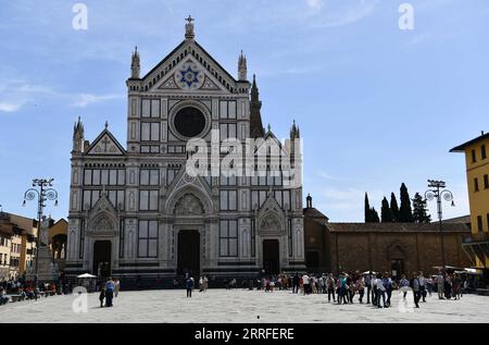 220415 -- FLORENCE, April 15, 2022 -- Photo taken on April 14, 2022 shows the Piazza Santa Croce of Florence, Italy.  ITALY-FLORENCE-DAILY LIFE JinxMamengni PUBLICATIONxNOTxINxCHN Stock Photo