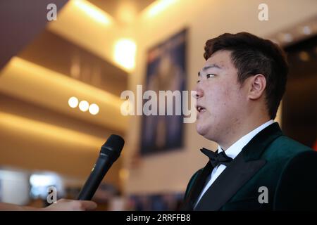 220416 -- SHEFFIELD, April 16, 2022 -- Yan Bingtao of China attends the media day of Betfred World Snooker Championships 2022 in Sheffield, Britain, April 15, 2022.  SPBRITAIN-SHEFFIELD-SNOOKER-WORLD CHAMPIONSHIP-MEDIA DAY LixYing PUBLICATIONxNOTxINxCHN Stock Photo